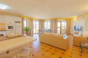 A modern apartment with a kitchen, dining area, and living room. - Can Salia (Sant Josep de sa Talaia)