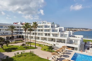 Outdoor pool, pool umbrellas, sun loungers - Can Salia (Sant Josep de sa Talaia)
