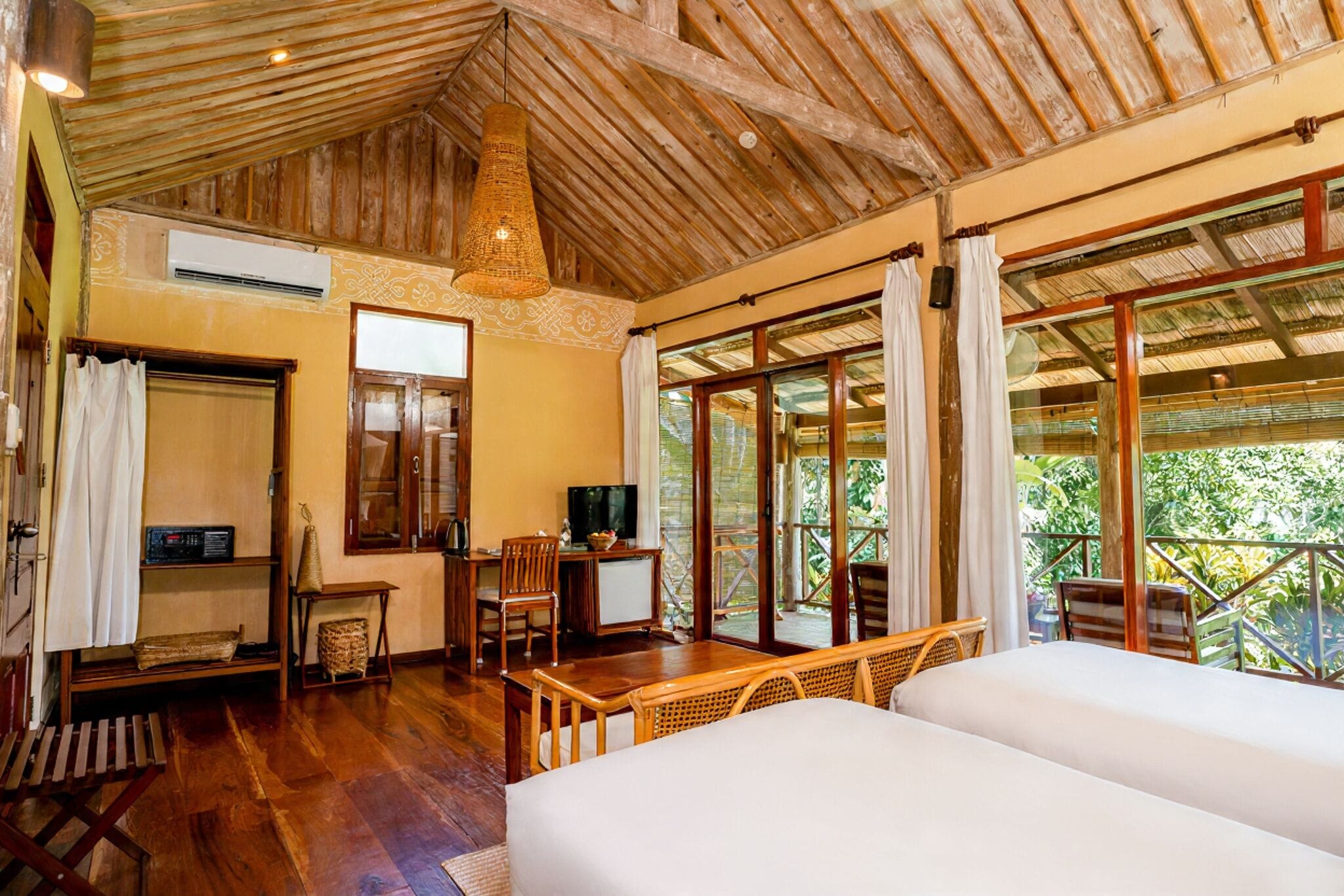 Traditionele bungalow, uitzicht op tuin | Een minibar, een kluis op de kamer, een bureau, een laptopwerkplek