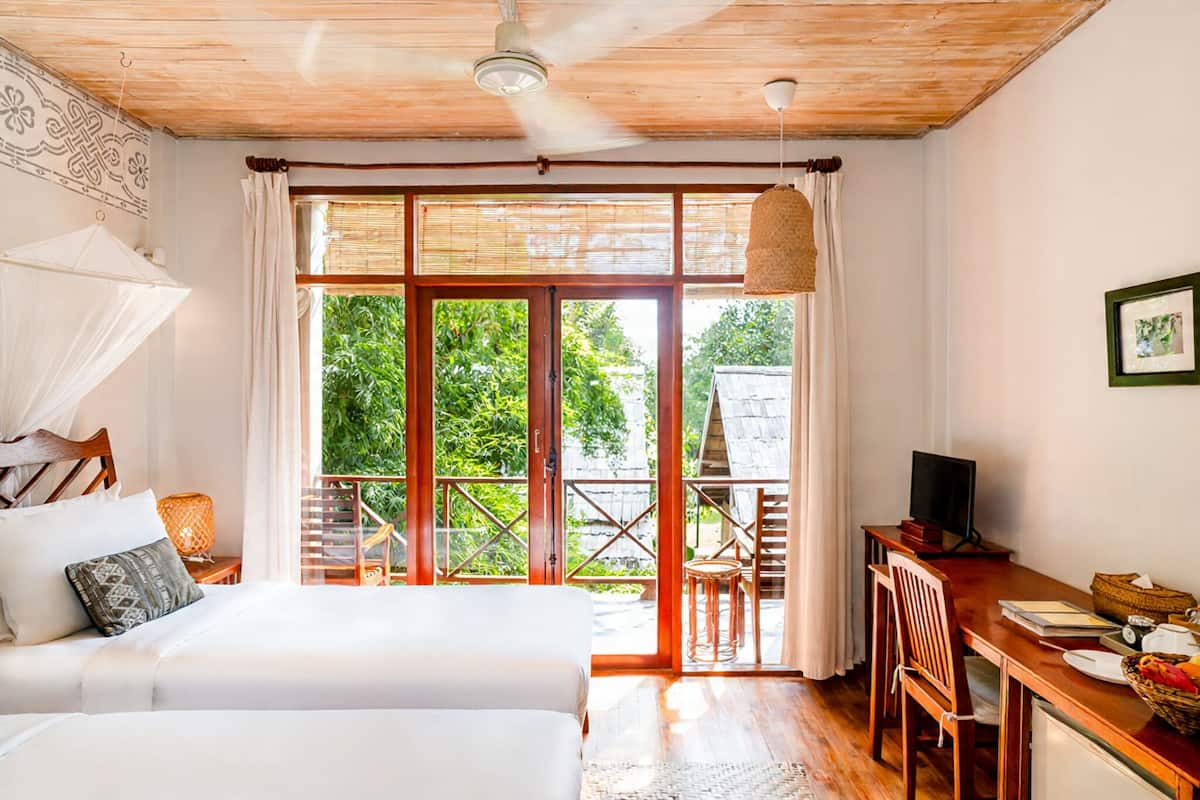 Minibar, caja de seguridad en la habitación y escritorio