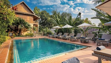 Minibar, coffres-forts dans les chambres, bureau