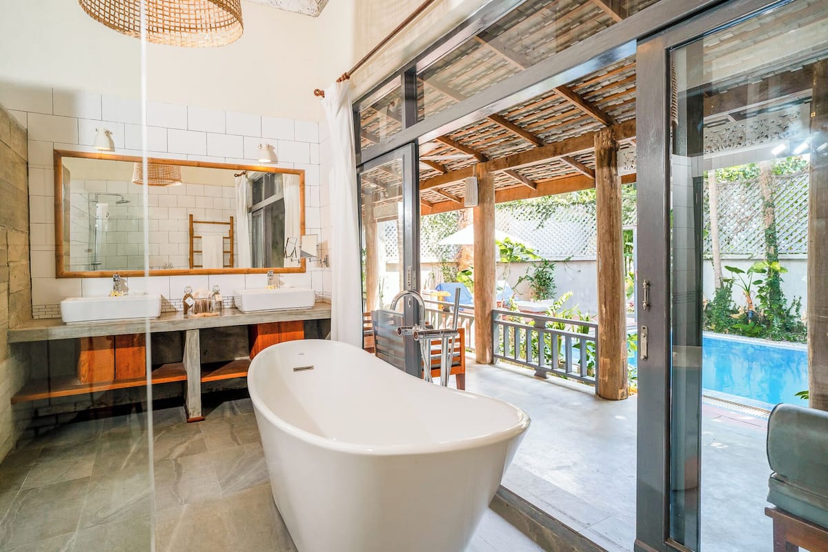 Private Pool Villa, 1 King Bed, Pool View - Free Airport Return Transfer | Bathroom | Shower, free toiletries, hair dryer, bathrobes