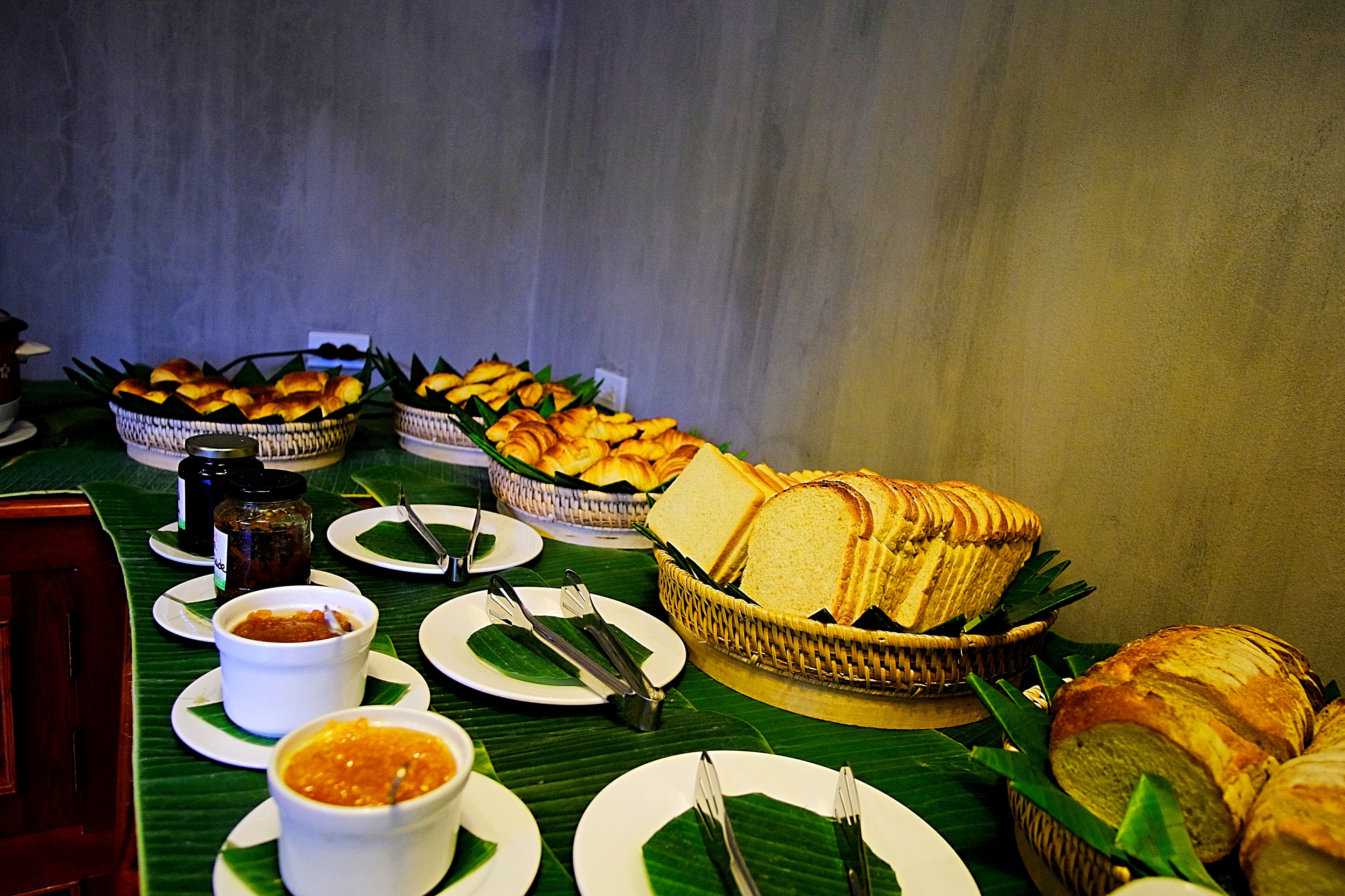 Une table de buffet avec divers plats et ustensiles.