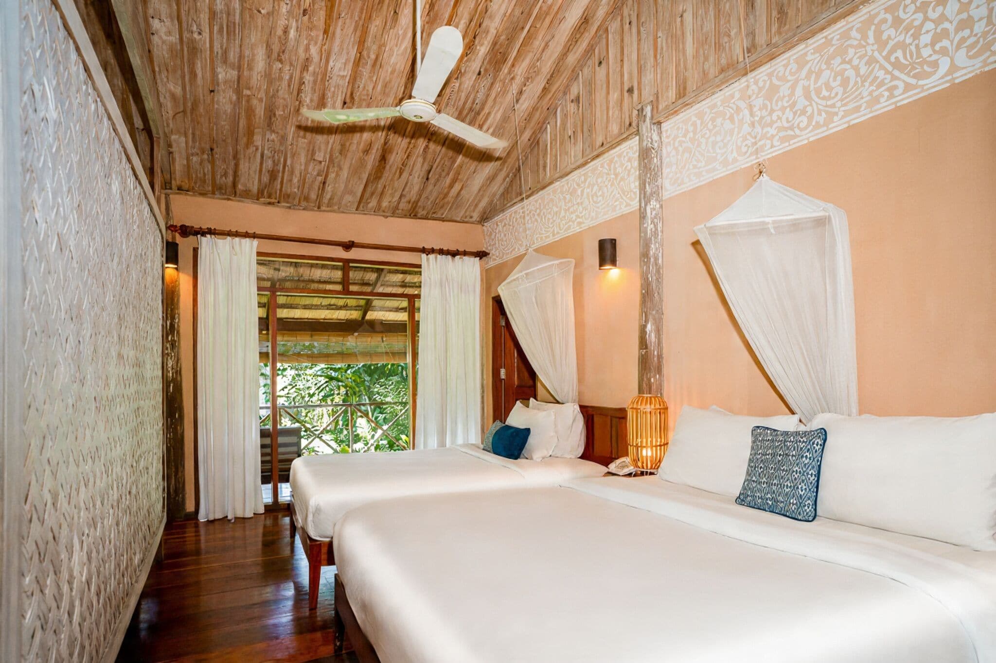 Familie suite, 2 slaapkamers, uitzicht op tuin | Een minibar, een kluis op de kamer, een bureau, een laptopwerkplek