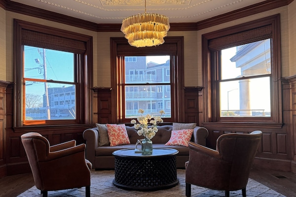 Lobby-lounge
