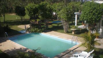 Piscina externa, espreguiçadeiras