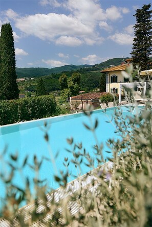 Outdoor pool, pool umbrellas, sun loungers - Villa Parri (Pistoia)