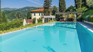 Kolam renang terbuka, payung kolam, kerusi lepak pantai