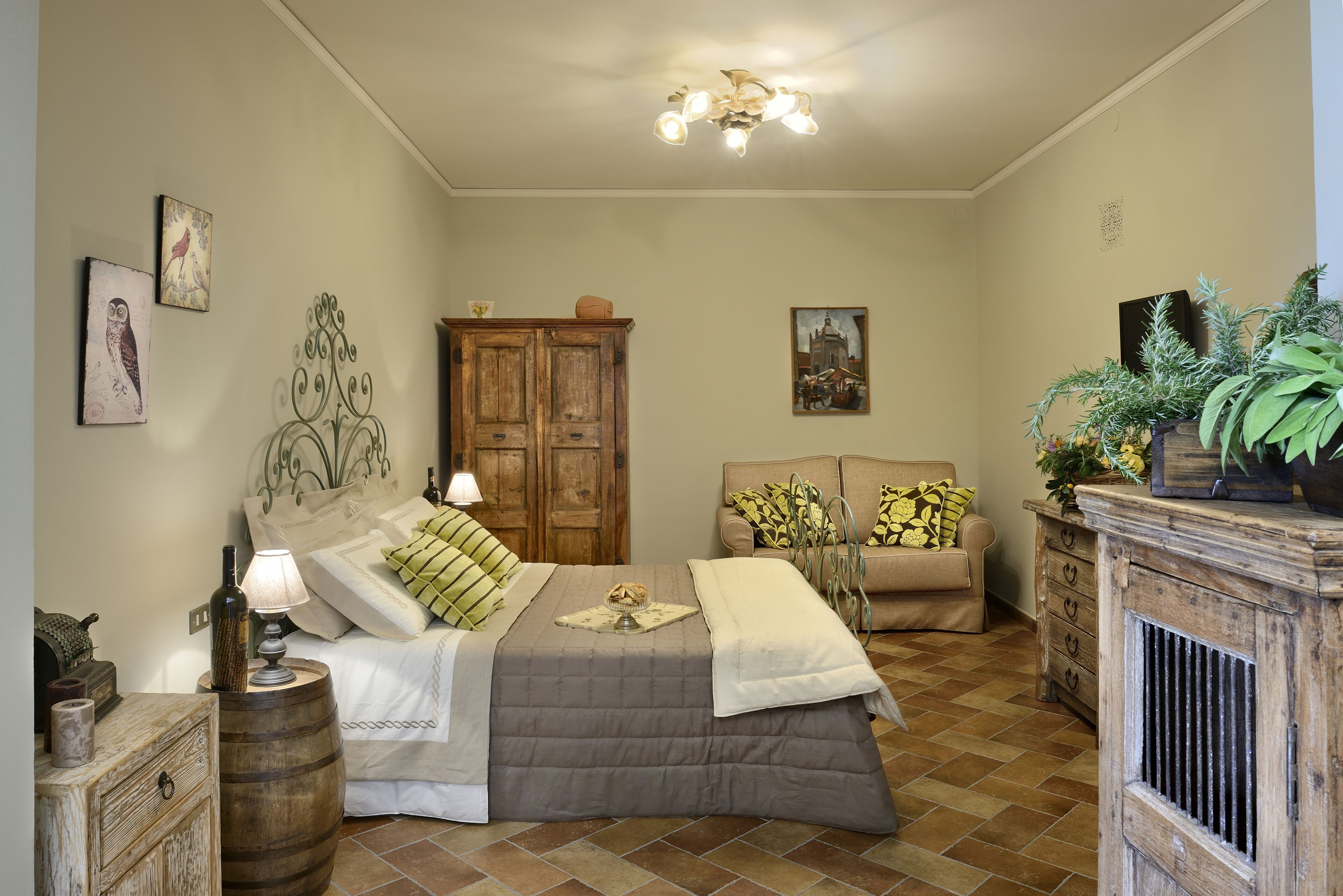 Une chambre à coucher comprenant un lit, une armoire en bois, une commode et un canapé.