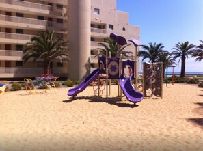 Zona de juegos infantil al aire libre