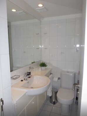 Poreamme, sadesuihkupää, hiustenkuivaaja, pyyhkeet