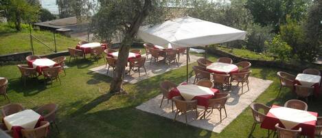 점심 식사, 저녁 식사 제공, 이탈리아 요리, 야외에서 식사