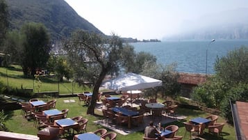 Aperto a pranzo e cena, cucina italiana, con tavoli all'aperto