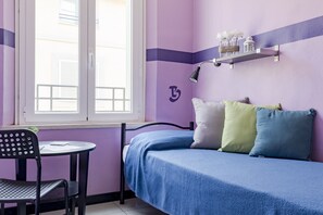 Habitación básica con 2 camas individuales, 2 camas individuales, baño privado | Edredones de plumas, wifi gratis, ropa de cama