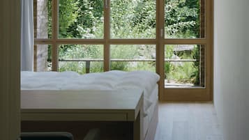 Decoración personalizada, muebles diferentes, escritorio y cunas