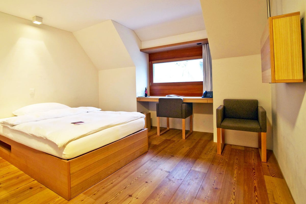 1 bedroom, individually decorated, individually furnished, desk