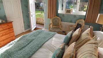 Habitación doble, baño en la habitación, vista al jardín | Tabla de planchar con plancha, wifi gratis y ropa de cama