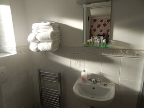 Kamar Twin, ensuite, pemandangan kebun | Kamar mandi | Pengering rambut dan handuk