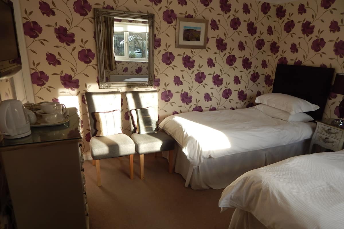Twin kamer, en-suite badkamer, uitzicht op tuin | Een strijkplank/strijkijzer, gratis wifi, beddengoed
