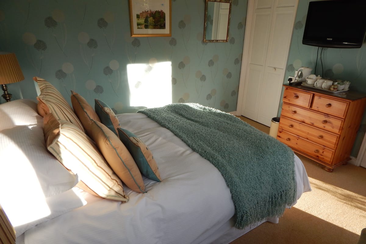 Double Room, Ensuite, Garden View | Iron/ironing board (on request), WiFi (free), bed sheets