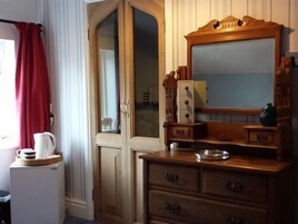 Standard-Doppelzimmer, eigenes Bad, Gartenblick | Zimmerausstattung