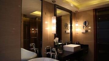 Separate tub and shower, free toiletries, hair dryer, towels