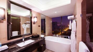 Executive Room, 2 twin beds | Bathroom | Separate tub and shower, free toiletries, hair dryer, towels
