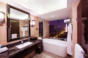Executive Room, 2 twin beds | Bathroom | Separate tub and shower, free toiletries, hair dryer, towels - ChengDu Leisden Hotel (Chengdu)