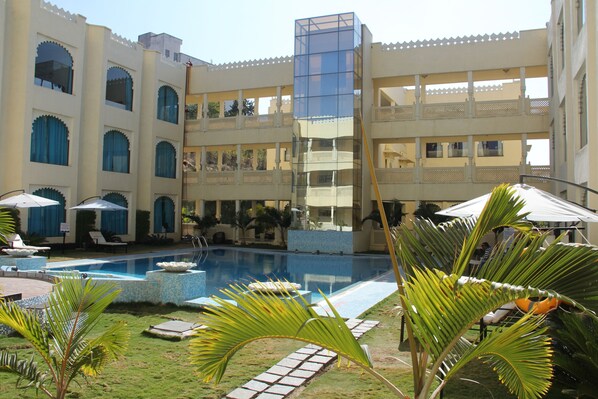 حمام سباحة