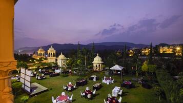 منطقة خارجية لإقامة الولائم والاحتفالات