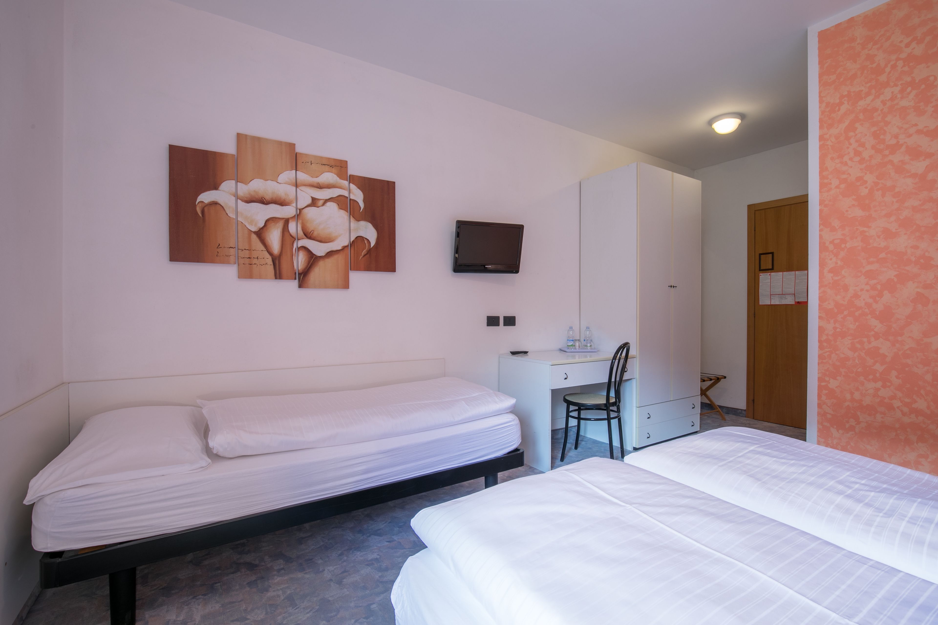 comfort triple room, 1 bedroom | in-room safe, desk, free cots/infant beds, free wifi
