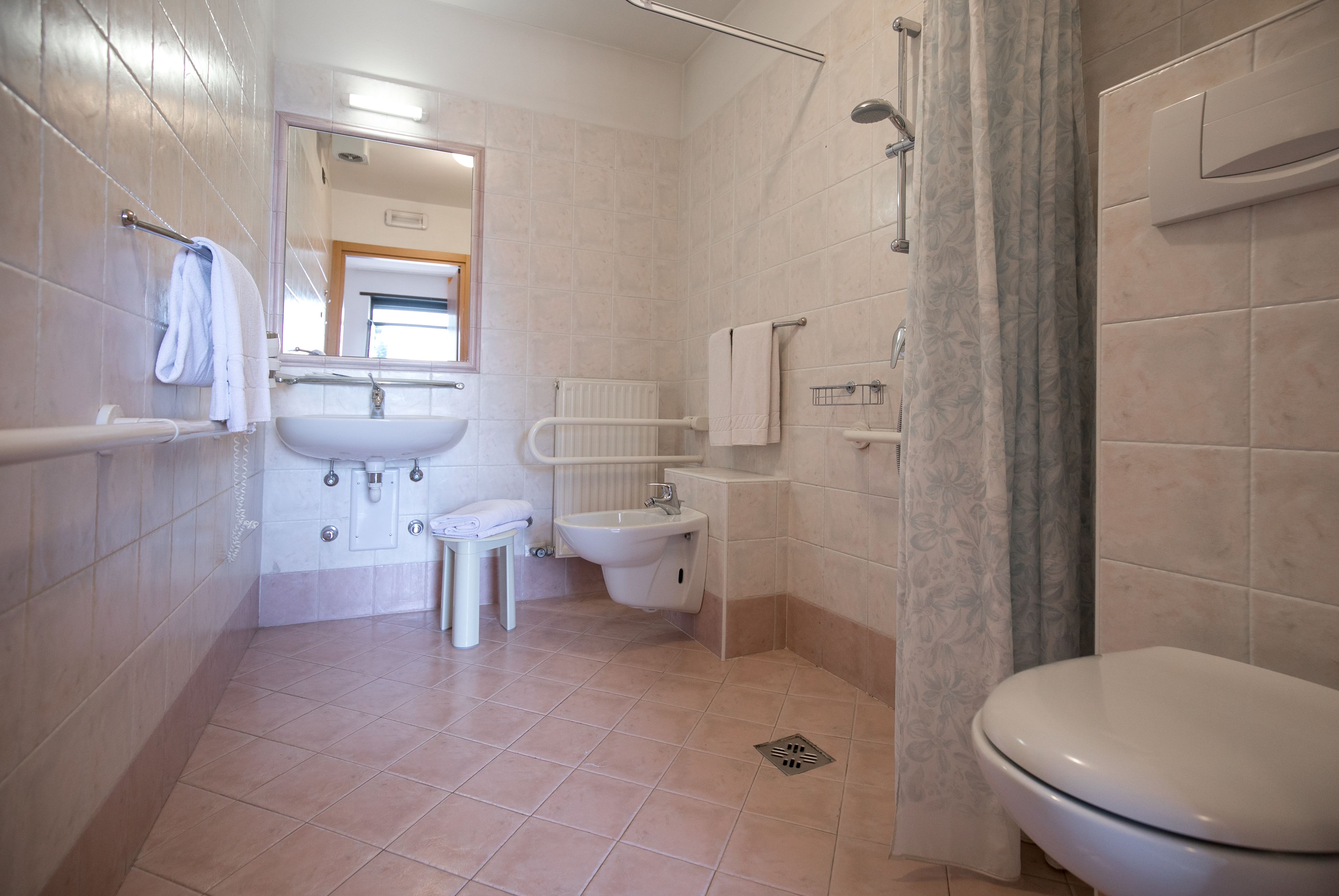 double room | bathroom | shower, free toiletries, hair dryer, bidet