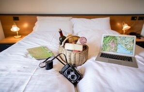 Chambre double | Coffre-fort, bureau, lit de bébé (gratuit), accÚs au Wi-Fi (inclus)