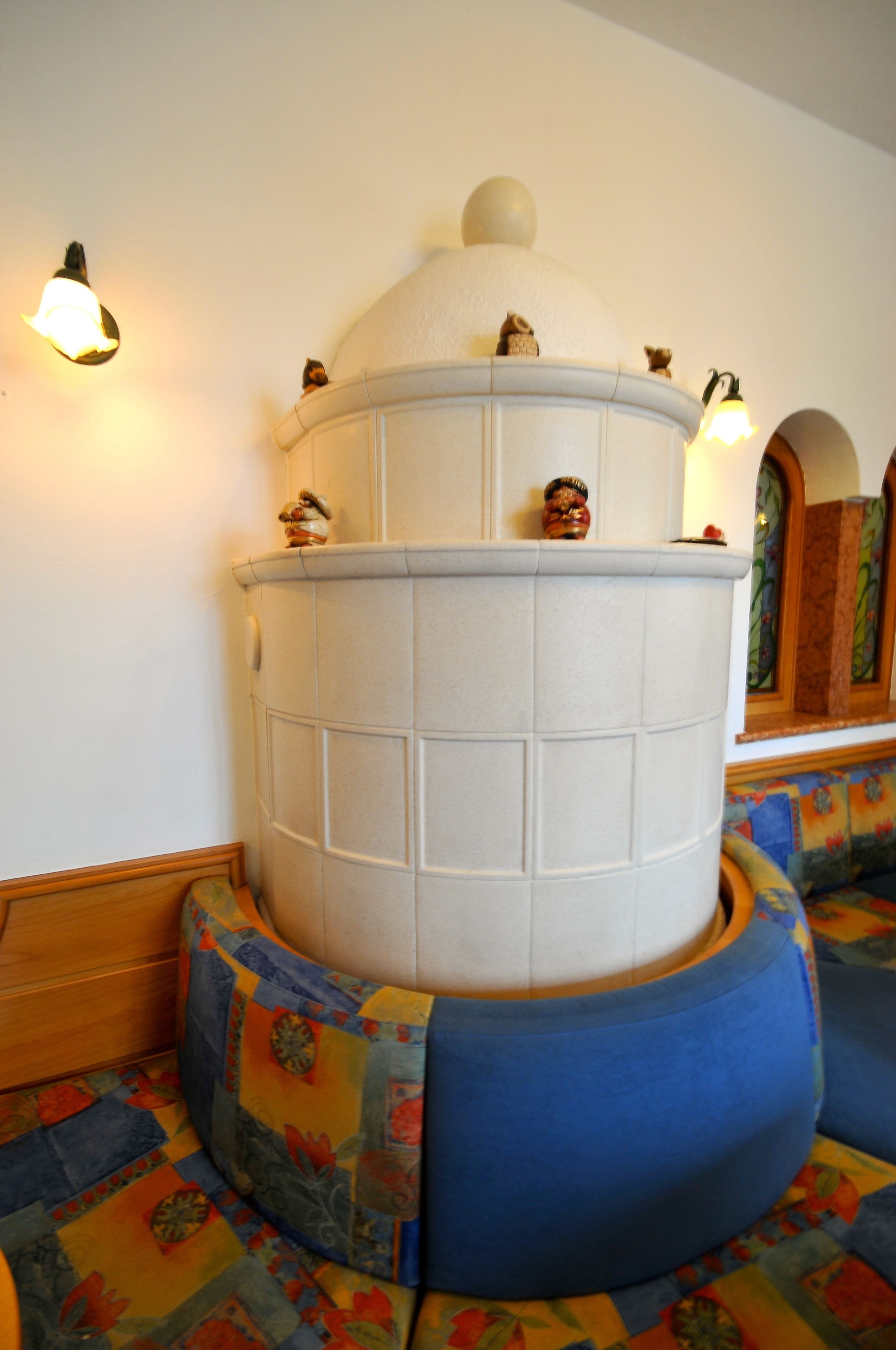 serves lunch and dinner