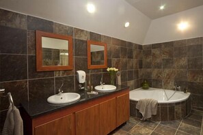Standard Suite | Bathroom | Shower, free toiletries, hair dryer - Hannah Lodge (Greater Tubatse)