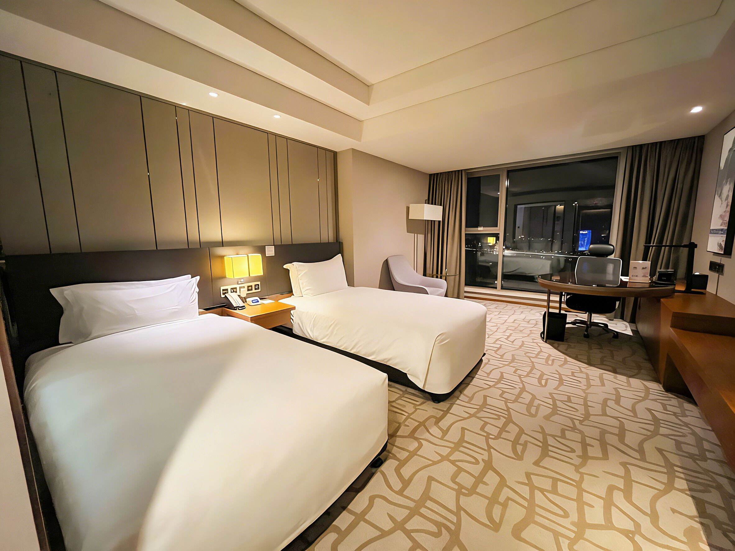 Habitación con 2 camas individuales, vistas al jardín (Empress) | Ropa de cama de alta calidad, edredones de plumas, minibar y caja fuerte