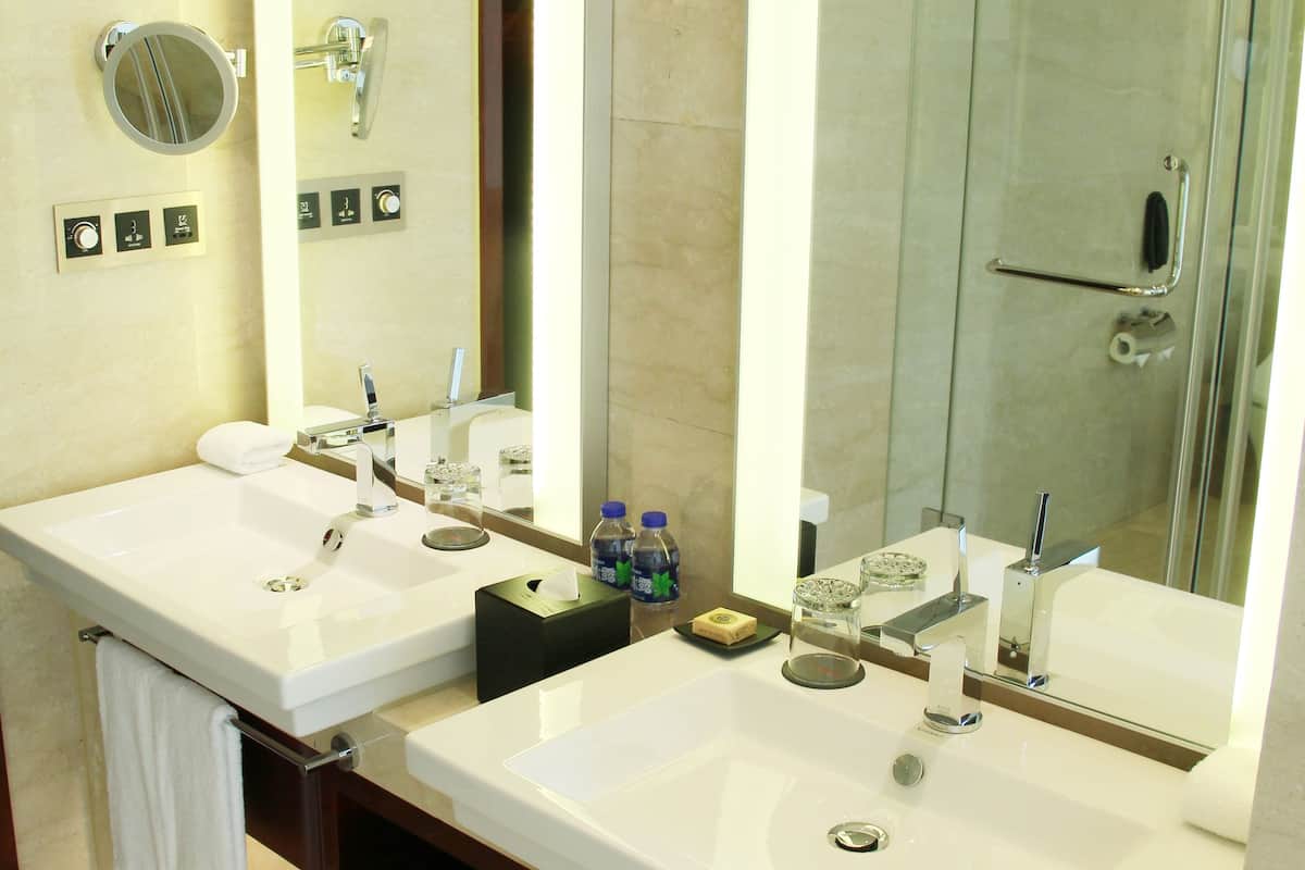 Baignoire et douche séparées, douche à « effet pluie »