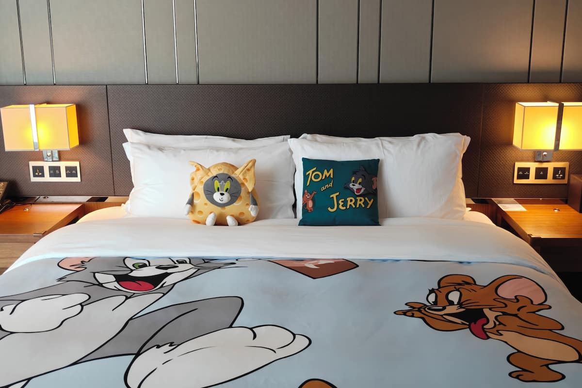 Chambre familiale, vue sur la ville | Literie de qualité, couette en duvet, minibar, coffre-fort