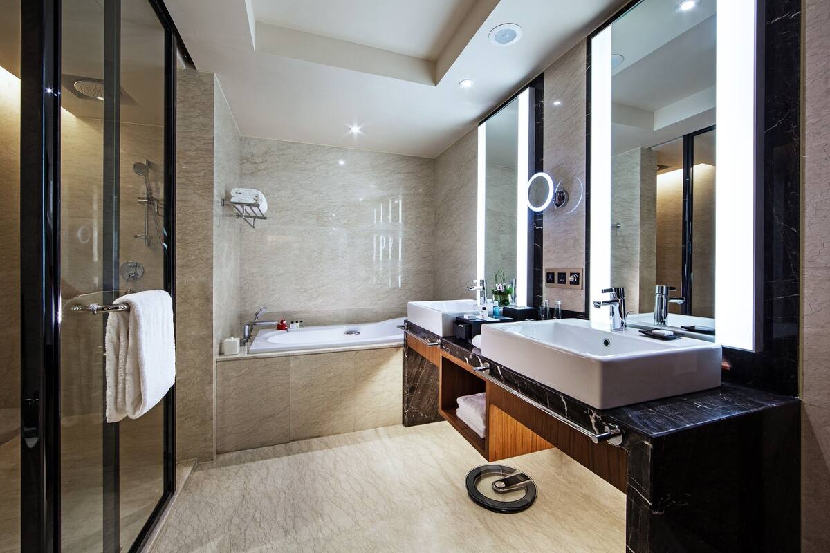 1 bedroom, premium bedding, down duvets, minibar