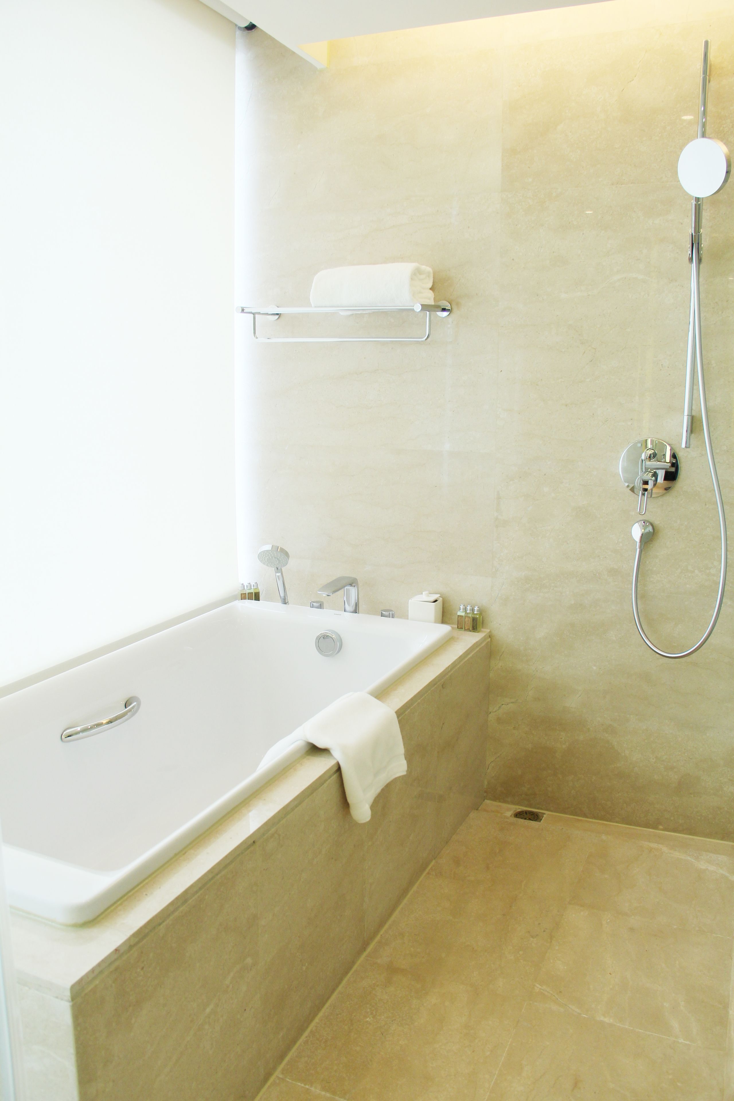 Baignoire et douche séparées, douche à « effet pluie »