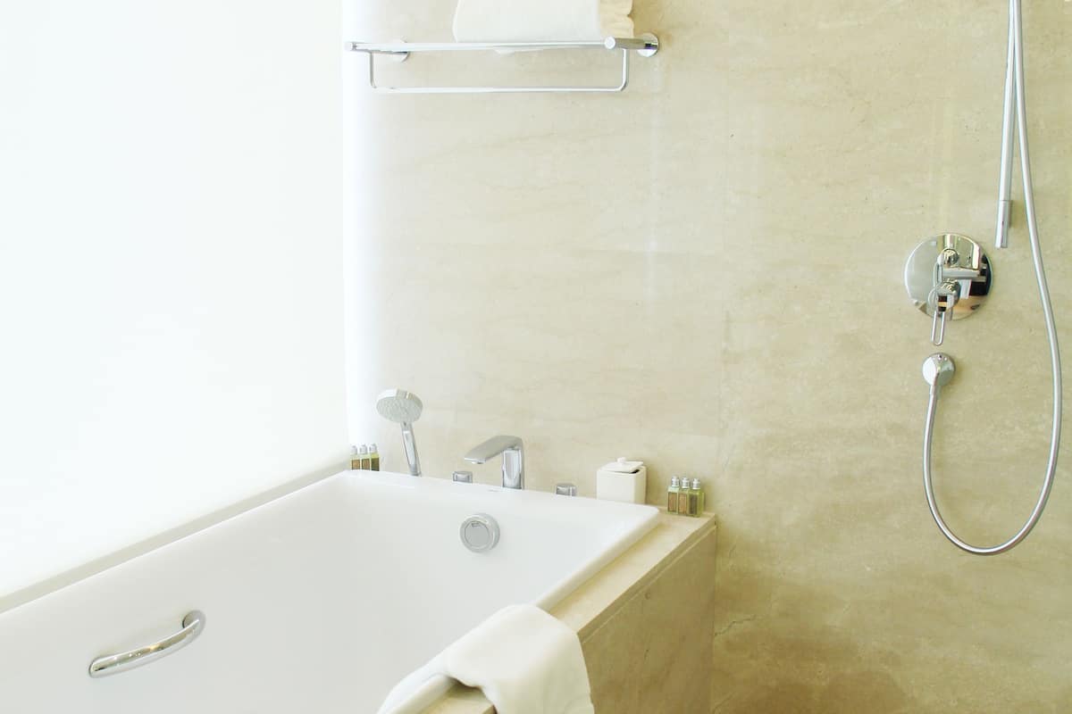 Baignoire et douche séparées, douche à « effet pluie »