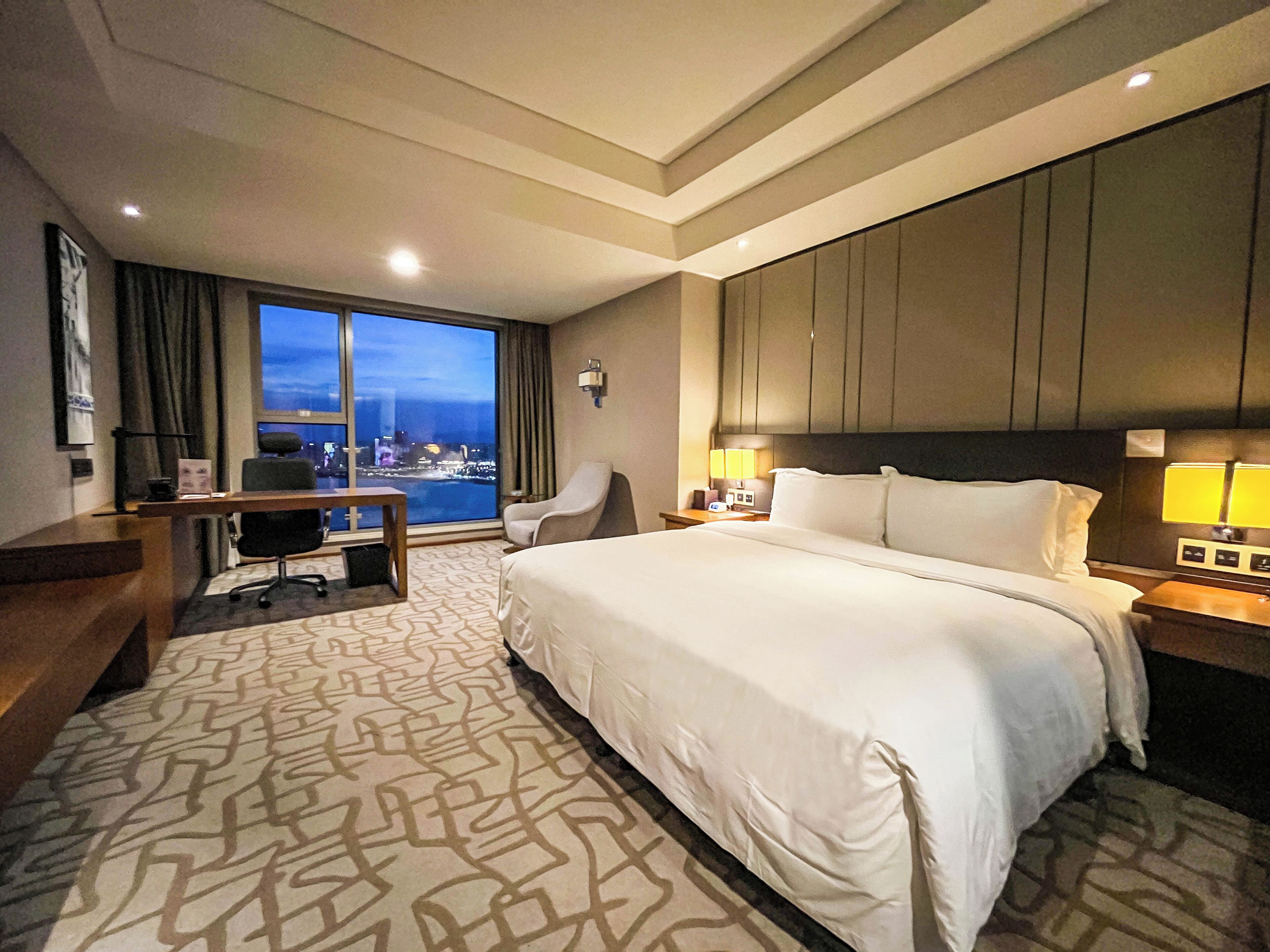 Habitación ejecutiva, 1 cama de matrimonio grande, vistas al río | Ropa de cama de alta calidad, edredones de plumas, minibar y caja fuerte