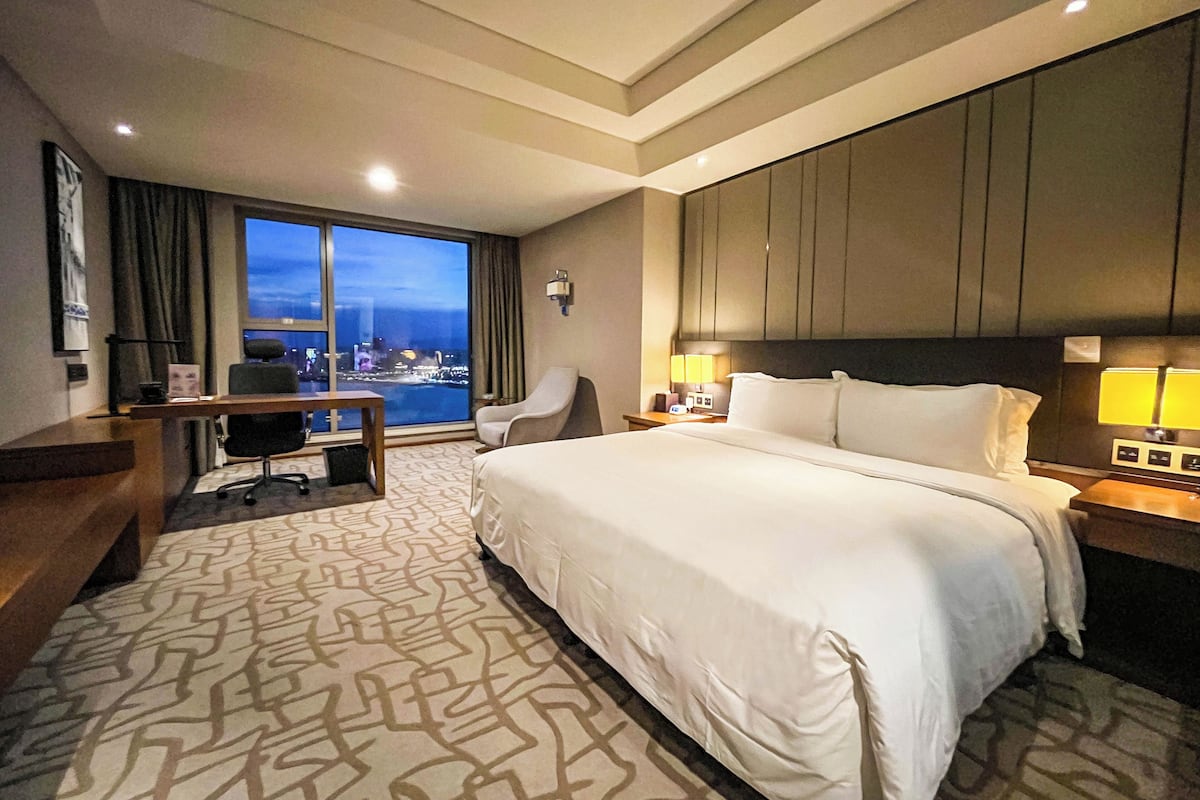 Habitación ejecutiva, 1 cama de matrimonio grande, vistas al río | Ropa de cama de alta calidad, edredones de plumas, minibar y caja fuerte