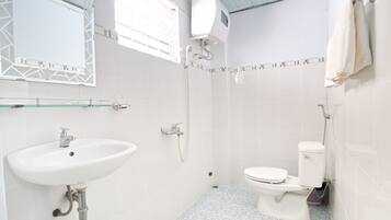 Bathtub, free toiletries, hair dryer, slippers