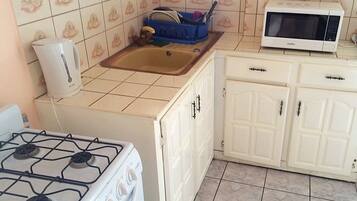 Apartment, 2 Bedrooms | Private kitchenette | Electric kettle