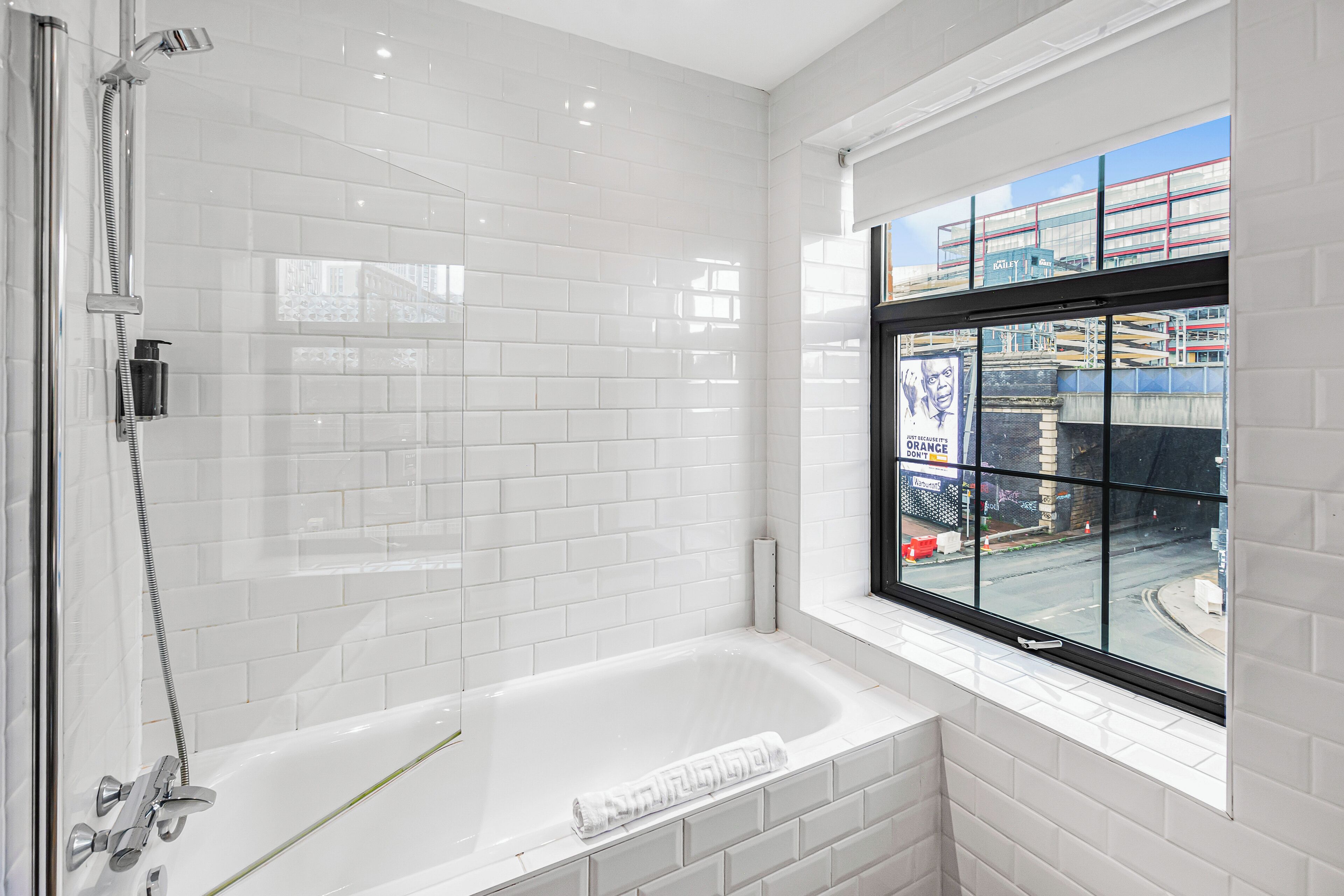 deluxe twin room | bathroom | combined shower/bathtub, free toiletries, hair dryer, towels