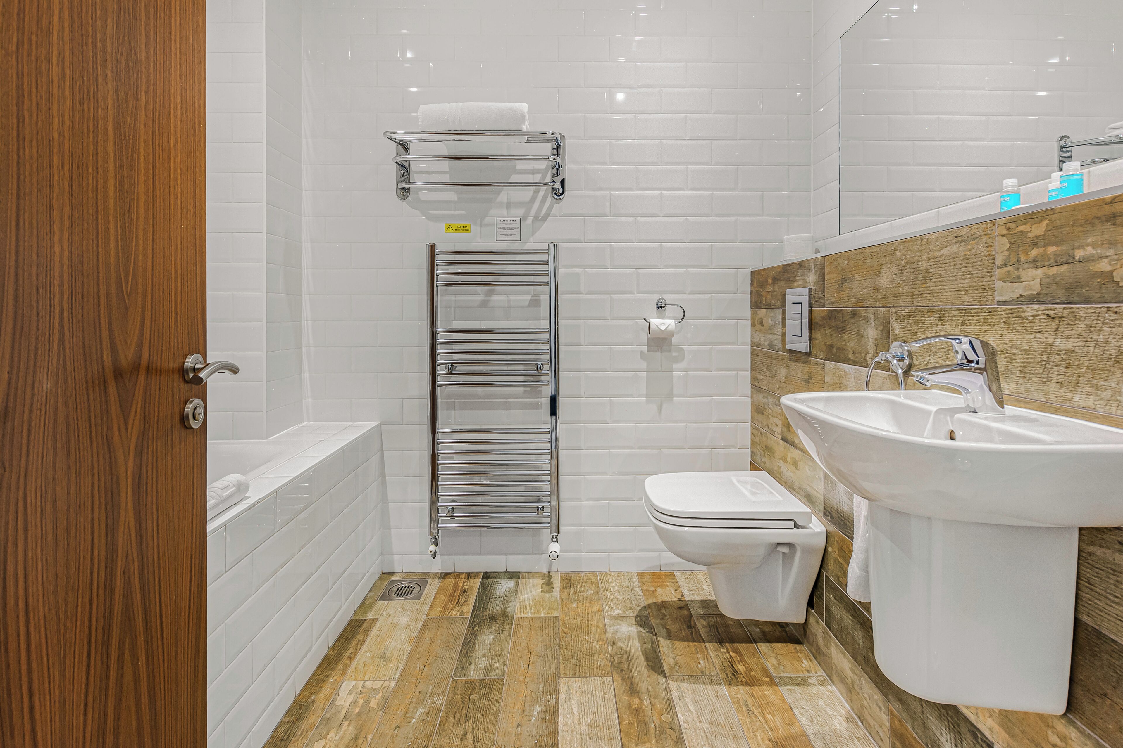 junior executive | bathroom | combined shower/bathtub, free toiletries, hair dryer, towels
