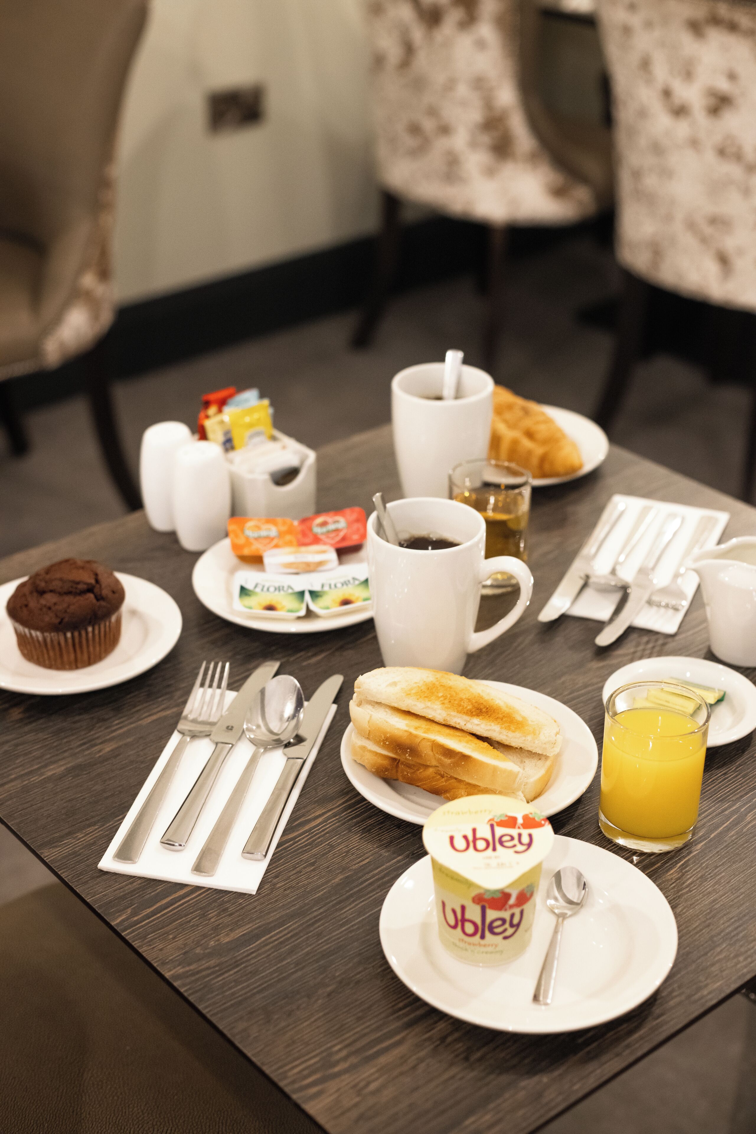 فطور إنجليزي يوميًا بتكلفة قدرها (12.95 GBP للشخص)