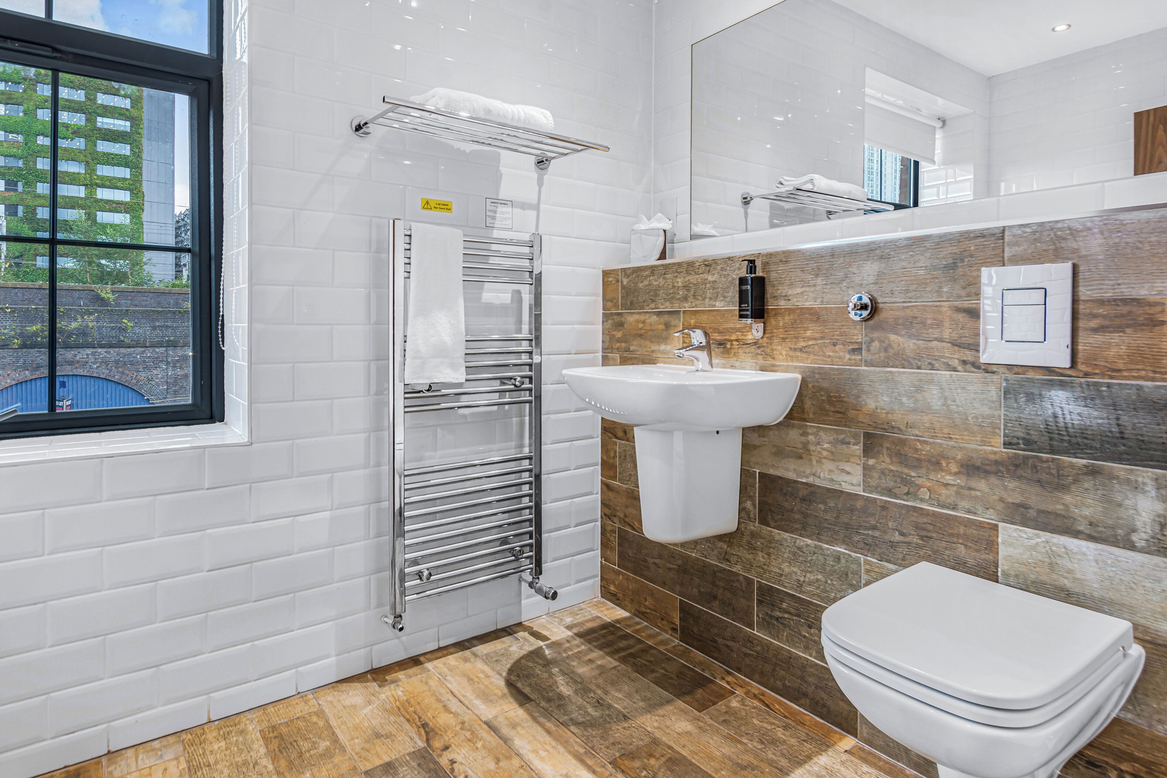 deluxe twin room | bathroom | combined shower/bathtub, free toiletries, hair dryer, towels