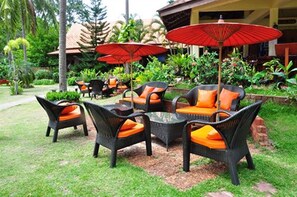 Poolside bar - Coral Hotel Bangsaphan (Bang Saphan)